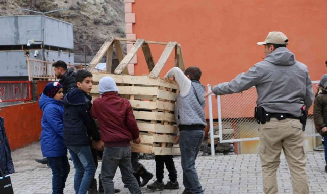 Şırnak'ta polis ve çocuklar ele ele verdi, sokak hayvanlarına barınak yaptı