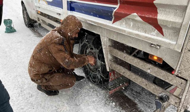 Şırnak&#039;ta yoğun kar yağışı ulaşımı olumsuz etkiledi