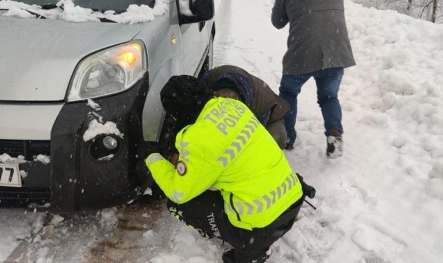 Şırnak'ta yolda kalan besiciye trafik polis ekipleri yardım etti