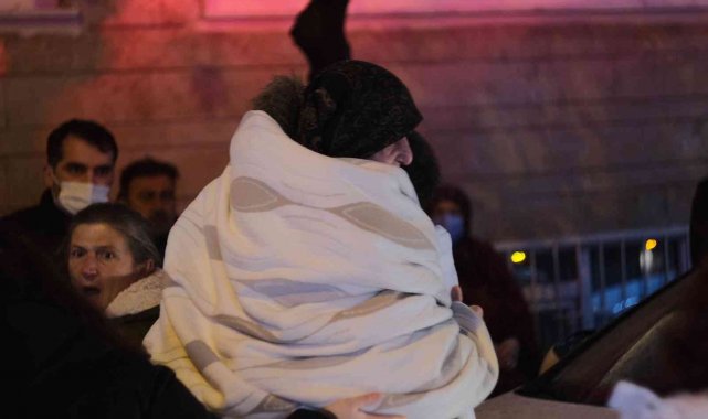 Şişli'de 4 katlı binada yangın: Yaşlı kadınları itfaiye ve vatandaşlar kurtardı