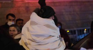 Şişli'de 4 katlı binada yangın: Yaşlı kadınları itfaiye ve vatandaşlar kurtardı