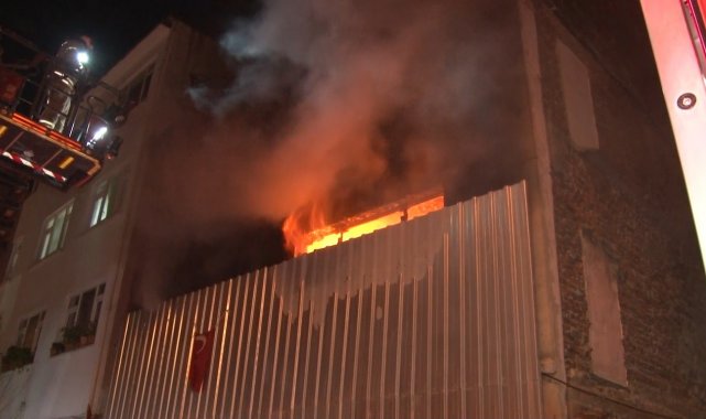 Şişli&#039;de evsizlerin kaldığı metruk bina alev alev yandı