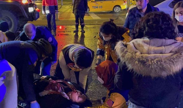 Şişli'de iki otomobil çarpıştı: 5 yaralı