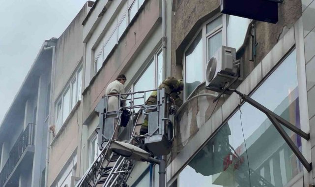 Şişli'de kumaş deposunda yangın paniği