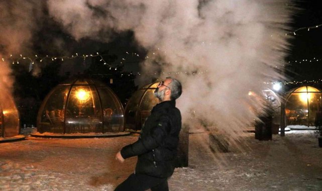 Sivas dondu, havaya atılan su yere buz olarak düştü