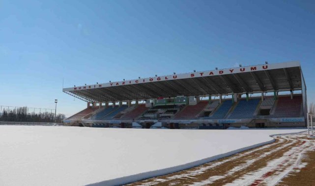 Sivas Muhsin Yazıcıoğlu Stadı maç için kardan temizleniyor