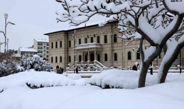 Sivas&#039;ta bin 30 yerleşim yeri araç ulaşımına kapandı