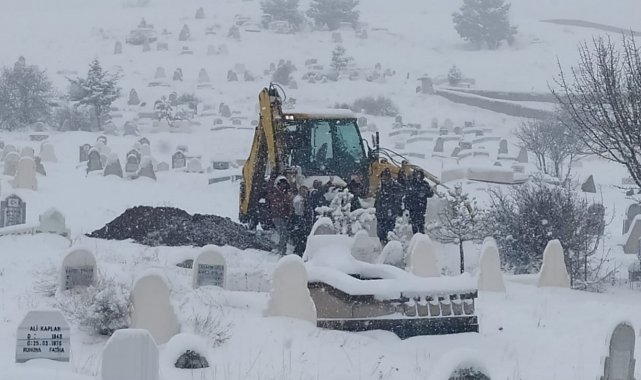 Sivas'ta kar fırtınası, cenazelerini böyle defnettiler