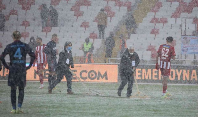 Sivasspor-Trabzonspor maçında yoğun kar yağışı!