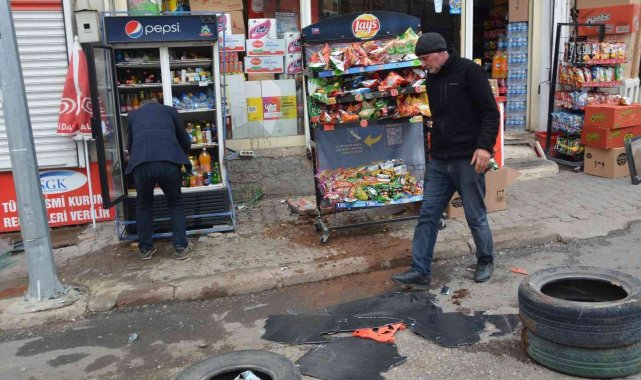 Siverek'te 2 otomobil bir iş yerine girdi