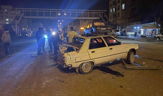 Siverek'te 3 araç birbirine girdi: 4 yaralı