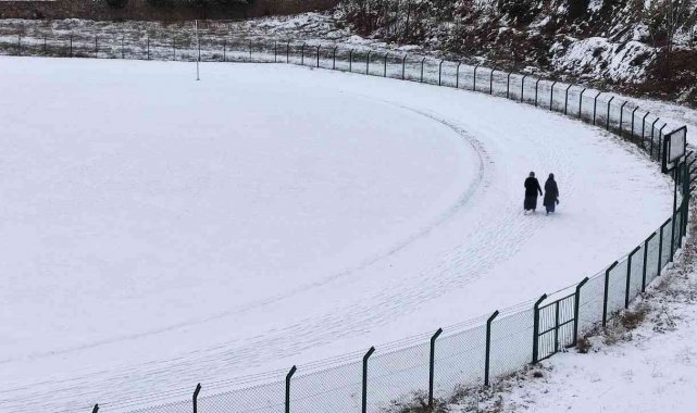 Soğuğa aldırış etmeden stadyumda yürüyüşe çıktılar, görenleri şaşırttılar