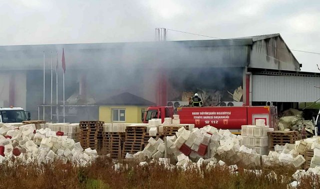 Soğuk hava deposunda yangını söndürme çalışmaları sürüyor