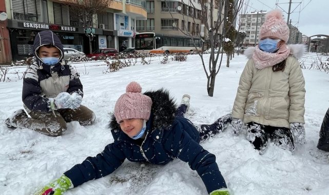 Soğuk hava kar sevincini yaşamalarına engel olmadı