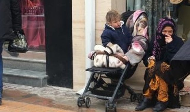 Soğuk havada çocuğuyla dilenen kadın pes dedirtti