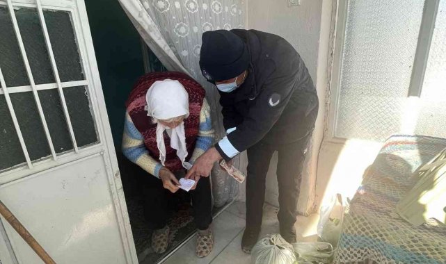 Soğuk ve kardan pazara gidemeyen yaşlı kadının yardımına zabıta yetişti