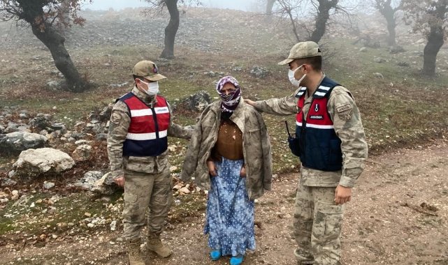 Soğuktan bitkin düşen kayıp kadını jandarma ekipleri parkasıyla ısıttı