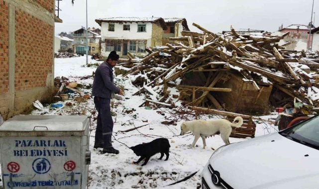 Sokak hayvanları için doğaya yem bırakıldı