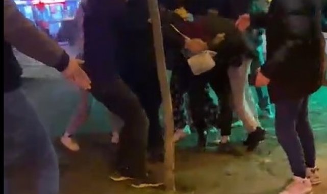 Sokak ortasında tekmeli yumruklu kavga