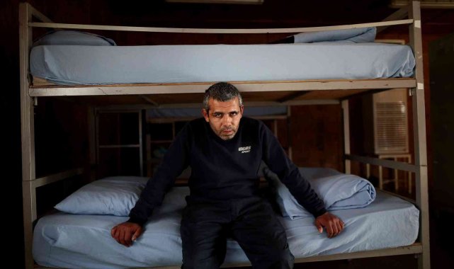 Sokaklardan kurtuldu, aile sevgisini barınma evindeki hayvanlarda buldu