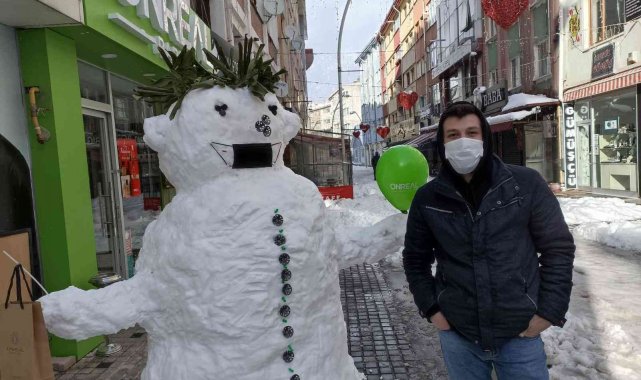 Sokakları kardan adamlarla süslediler