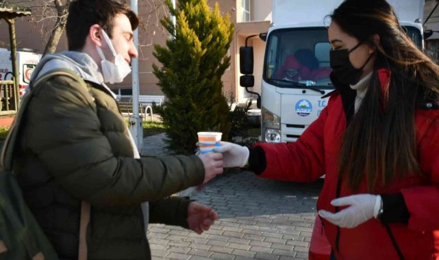Söke Belediyesi buz gibi havada öğrencilerin içini ısıttı.