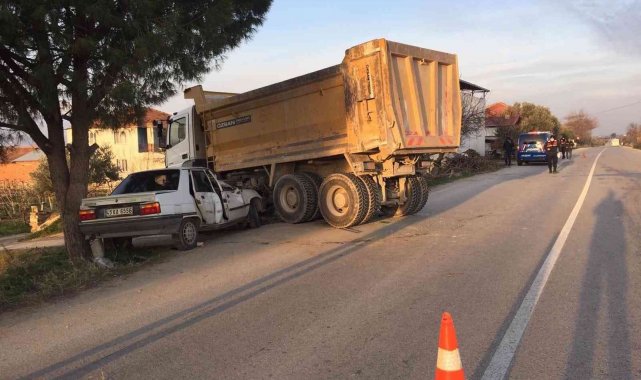 Sollamaya çalıştığı kamyona çarptı: 1 ölü