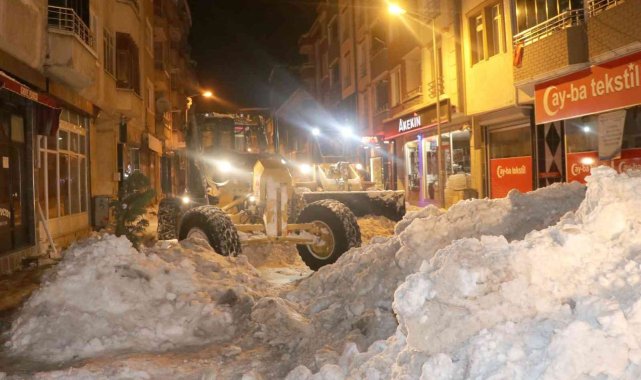 Son 50 yılın en yoğun karının yağdığı Havza&#039;da gece-gündüz mücadele
