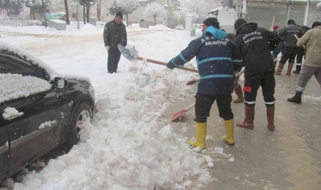 Son 54 yılın en etkili kar yağışında karla mücadele sürüyor
