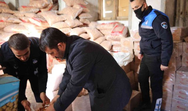 Son tüketim tarihi geçmiş yüzlerce kilo kuruyemiş ele geçirildi