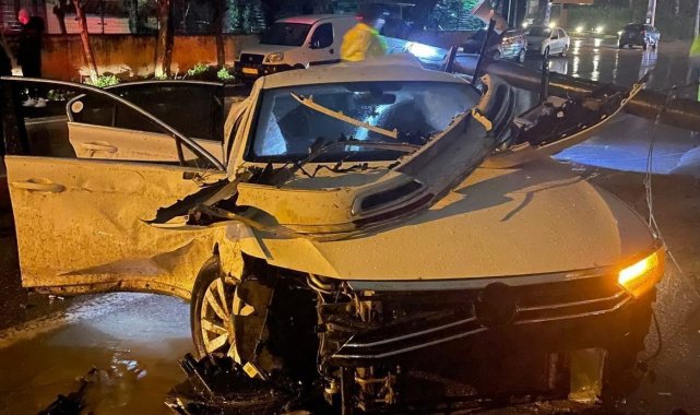 Su birikintisine girerek kontrolden çıkan lüks otomobil elektrik direğine çarptı