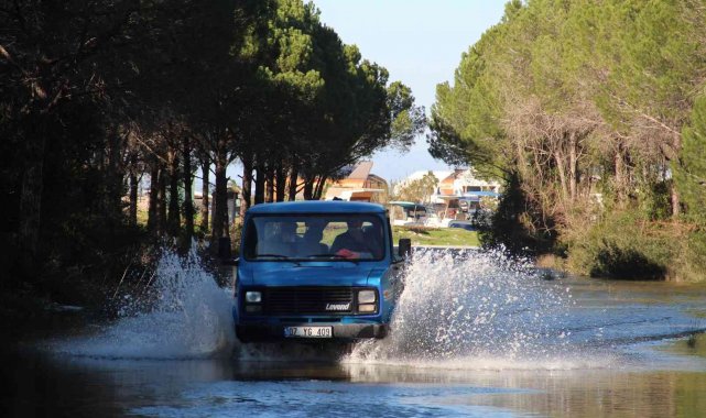 Su kaplı yolda sürücülerin zor anları