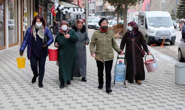Su kesintilerini protesto için ellerinde kovalarla ve damacana ile belediyeye yürüdüler