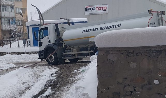 Su şebekeleri donan aile için belediye ekibi seferber oldu