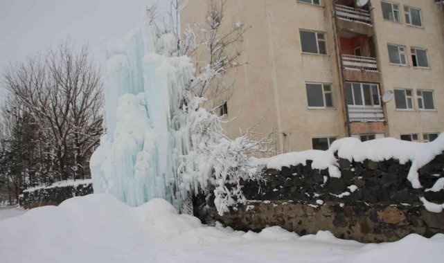 Su şebekesi patladı, buz kulesi oluştu