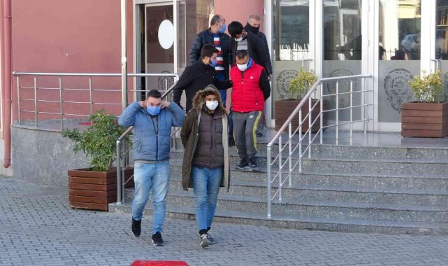 Suç makinesi hırsızlar, polis aracına çarpınca yakayı ele verdi