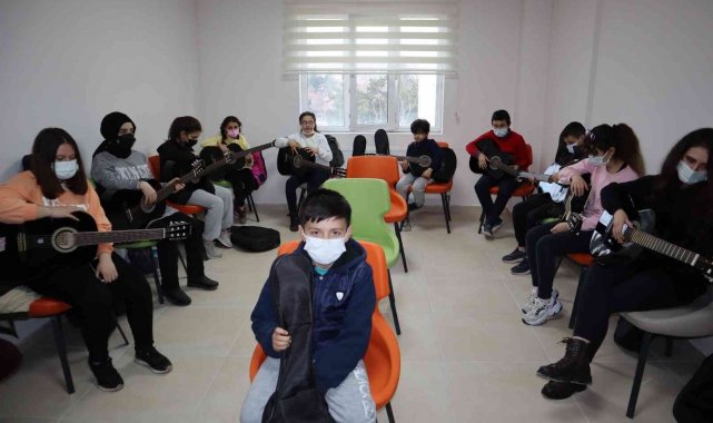 Şuhut'ta Gençlik Merkezi'nde gitar kursu başladı