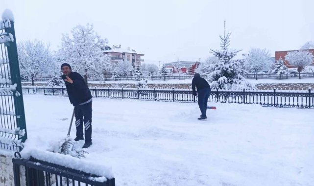 Şuhut'ta kar kalınlığı 10 santimetreyi buldu