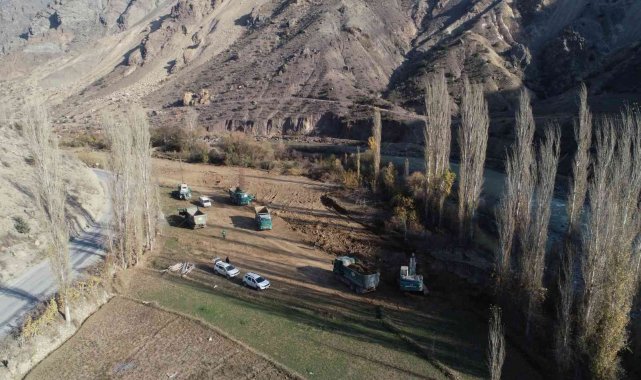 Sular altında kalacak olan ilçede sadece evler değil toprak da tahliye ediliyor