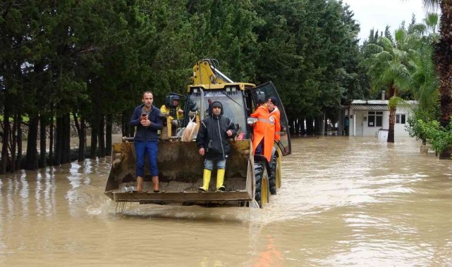 Sular altında kalan tatil sitesinde vatandaşlar bot ve kepçelerle tahliye edildi