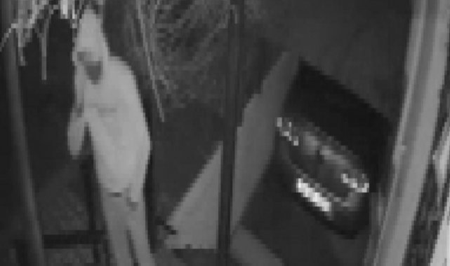 Sultanbeyli&#039;de evin deposunda hırsızlık yapan şahıslar kamerada