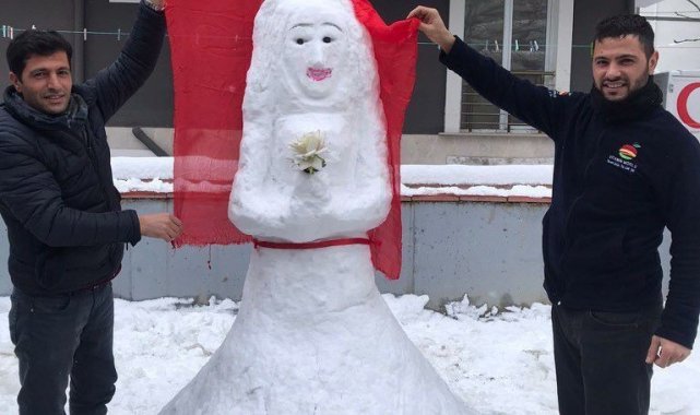 Sultanbeyli&#039;de kardan gelin yapıp duvak taktılar