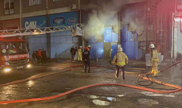 Sultanbeyli'de kâğıt helva deposunda yangın paniği