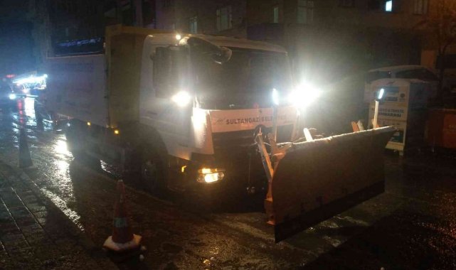 Sultangazi Belediyesi karla mücadele çalışmalarına devam ediyor