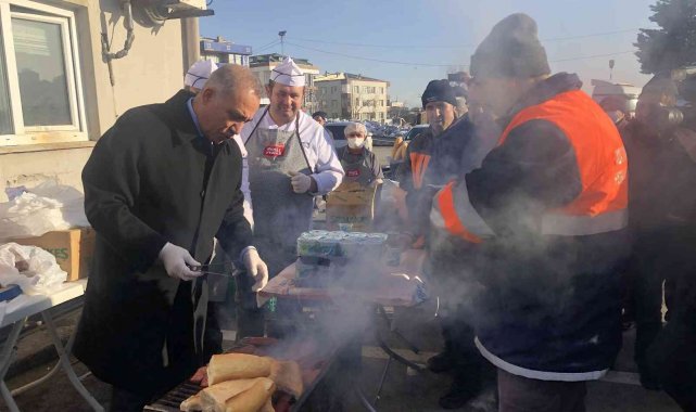 Sultangazi Belediyesi personeline sucuk ekmek ile teşekkür etti