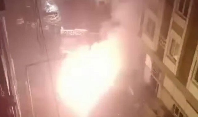 Sultangazi'de bomba gibi patlayan yer altı kabloları paniğe neden oldu