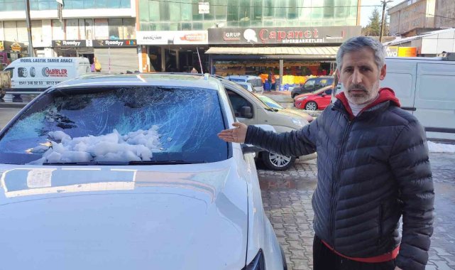 Sultangazi'de çatıdan düşen kar yığını lüks otomobile zarar verdi