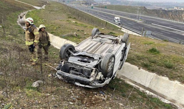 Sultangazi'de hafif ticari araç şarampole uçtu: 1 yaralı