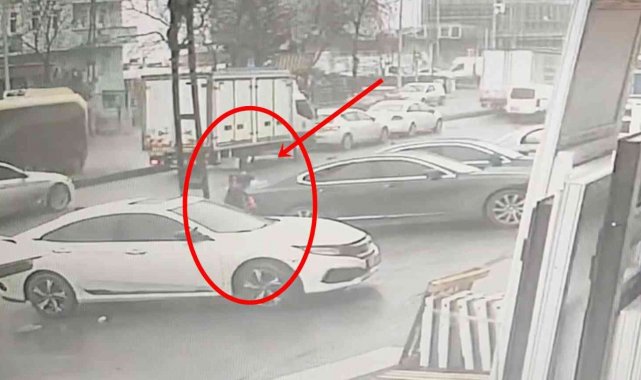 Sultangazi'de kamyonun çarptığı kurye metrelerce sürüklendi