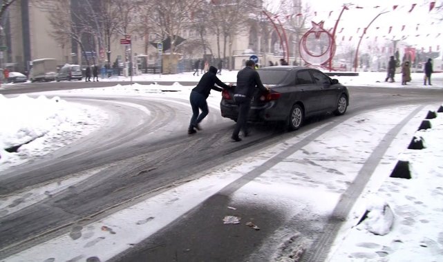 Sultangazi'de kar araç sürücülerine zor anlar yaşadı